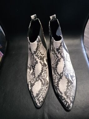 Steve Madden Snake Print Pointed Toe Ankle Boots - Black & White New